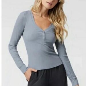 VUORI Pose Henley . XS. Mallorca Grey. NWT